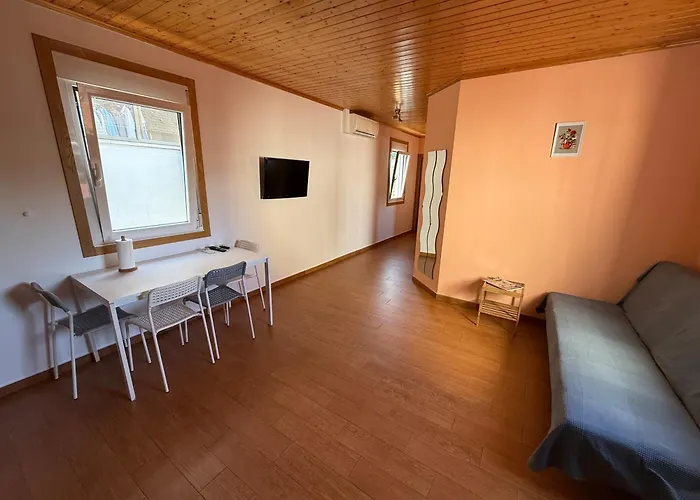 Super Affordable Air Conditioned Apartment In Sobrado With Netflix